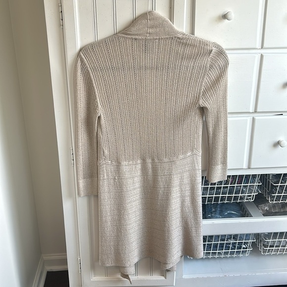 White House Black Market XS. Gold. 83% rayon. 11% polyester. 6% mettallic. - Picture 4 of 4